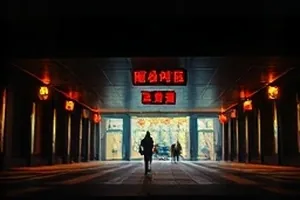 《晚照十八时》傍晚街角长椅与落叶的剧照