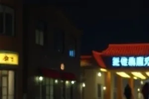 《半城灯火》夜间街区行人与橱窗光影的剧照